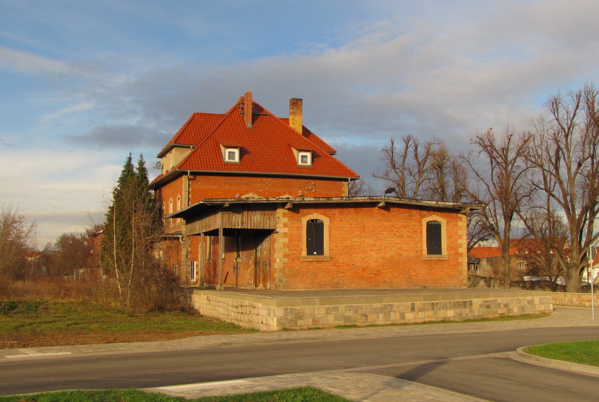 Das bereits verkaufte Bahnhofsgebäude, mit dem Rest der früheren Güterverladerampe, am 25.12.2013 in Laucha.