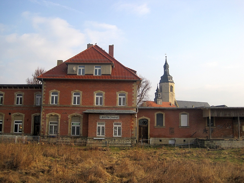 Das ehemalige Bahnhofsgebäude in Laucha am 16.03.2015. (Foto: Tobias Döpfner, www.bahnreiseberichte.de)