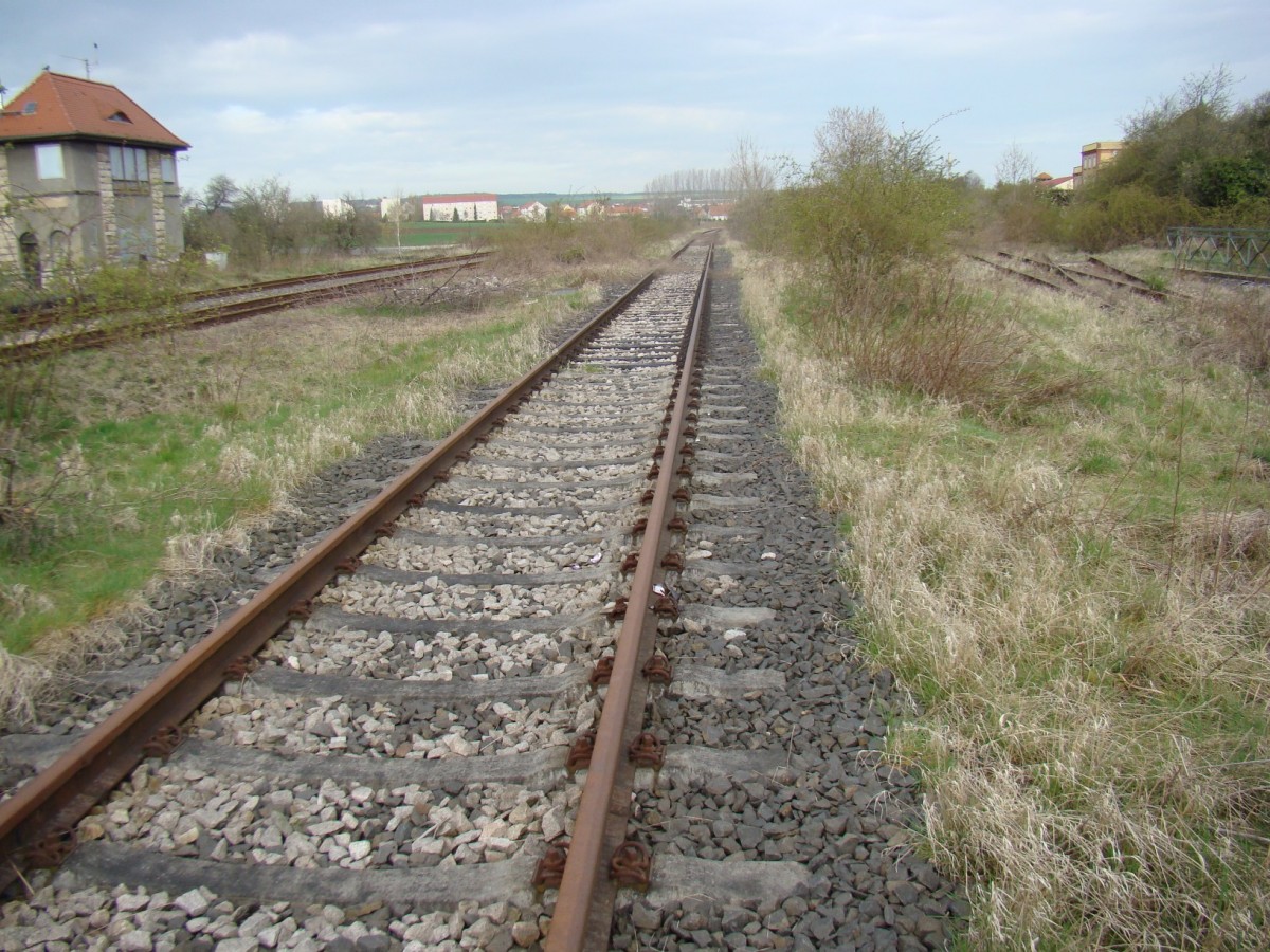 Das ehemalige Gleis 5 in Hhe vom ehemaligen Stellwerk Lo, am 21.04.2008 in Laucha. (Foto: Gnther Gbel)