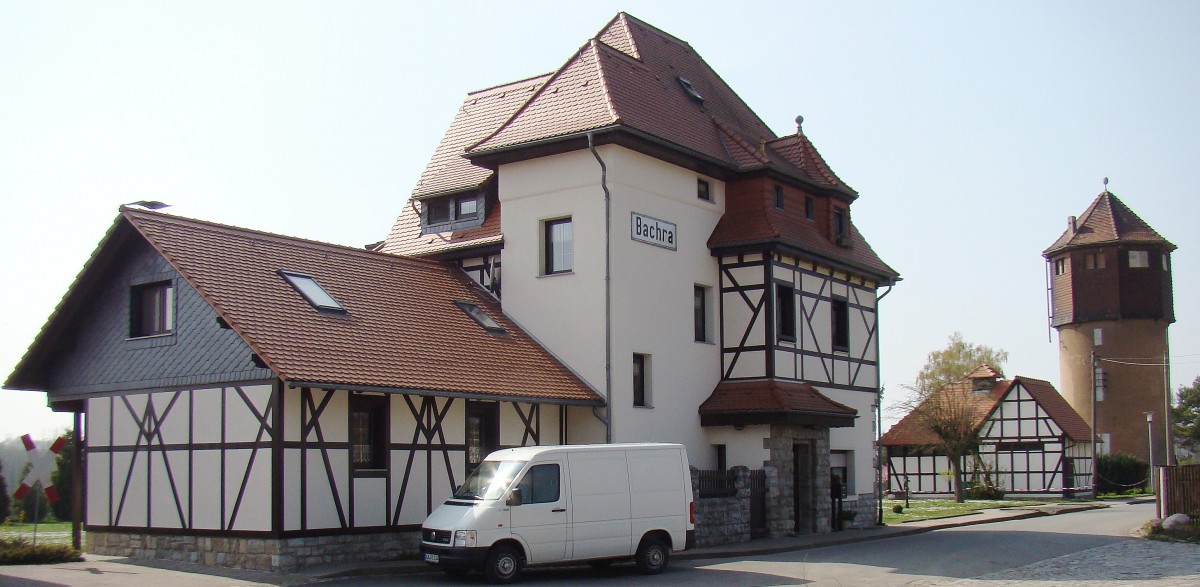 Das frühere Bahnhofsgebäude von Bachra am 02.04.2014. (Foto: Günther Göbel)