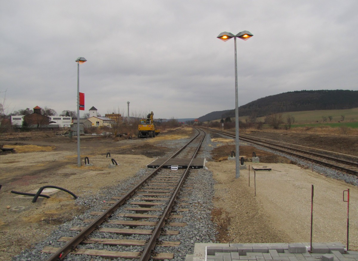Das Gleis 2 und Bauarbeiten für die neue Schnittstelle zwischen Bus und Bahn, am 11.03.2012 in Laucha.
