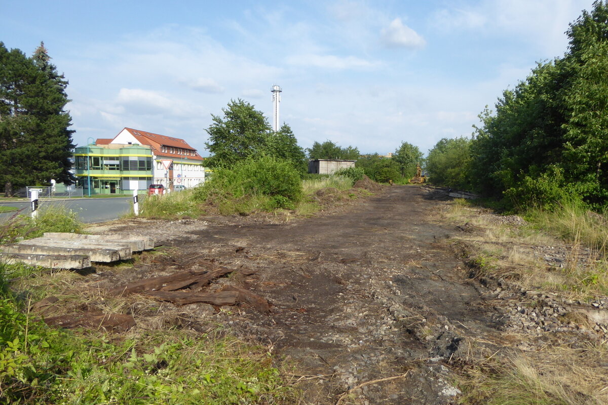 Das Gleisbett vom leider abgerissenen ehem. Ladegleis im Bahnhof Laucha, am 22.07.2021.  (Foto: Günther Göbel)