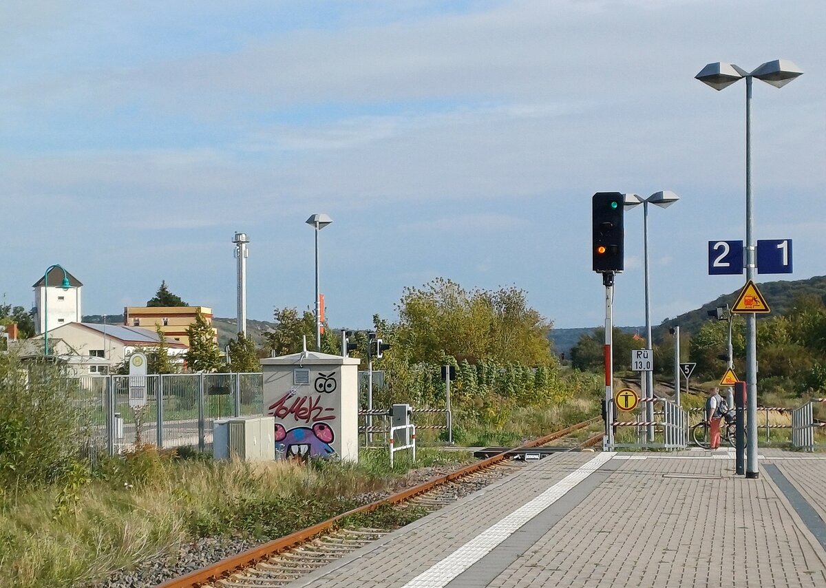 Das Lichtsignal am Bahnsteig 2 in Laucha (U), am 07.10.2023