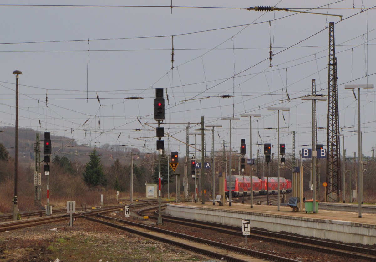 Das östliche Gleisvorfeld mit abgestellten Regionalbahnen, am 25.12.2013 in Naumburg Hbf.
