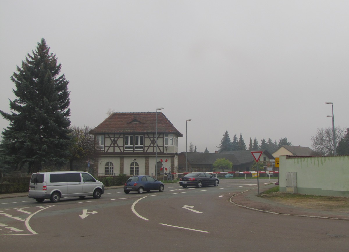 Das Stellwerk Lw und der Bahnübergang der B176 am 17.11.2013 in Laucha.