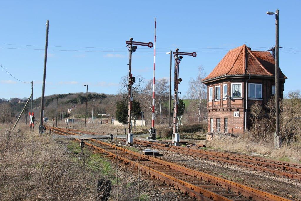 Das Stellwerk Vn und der Bahnübergang, am 23.02.2014 in Reinsdorf (b Nebra). (Foto: Wolfgang Krolop)