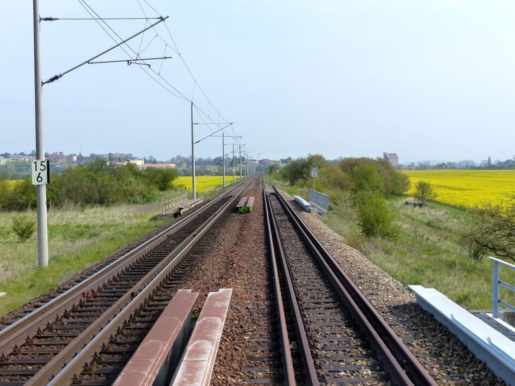 Das Unstrutbahngleis in Höhe km 54,0 zwischen Reinsdorf (b Artern) und Artern am 01.05.2016. Links das Gleis der Strecke von Erfurt nach Sangerhausen. (Foto: Ralf Kuke)