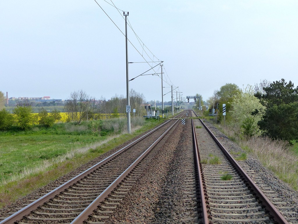 Das Unstrutbahngleis zwischen Reinsdorf (b Artern) und Artern am 01.05.2016. Links das Gleis der Strecke von Erfurt nach Sangerhausen. (Foto: Ralf Kuke)