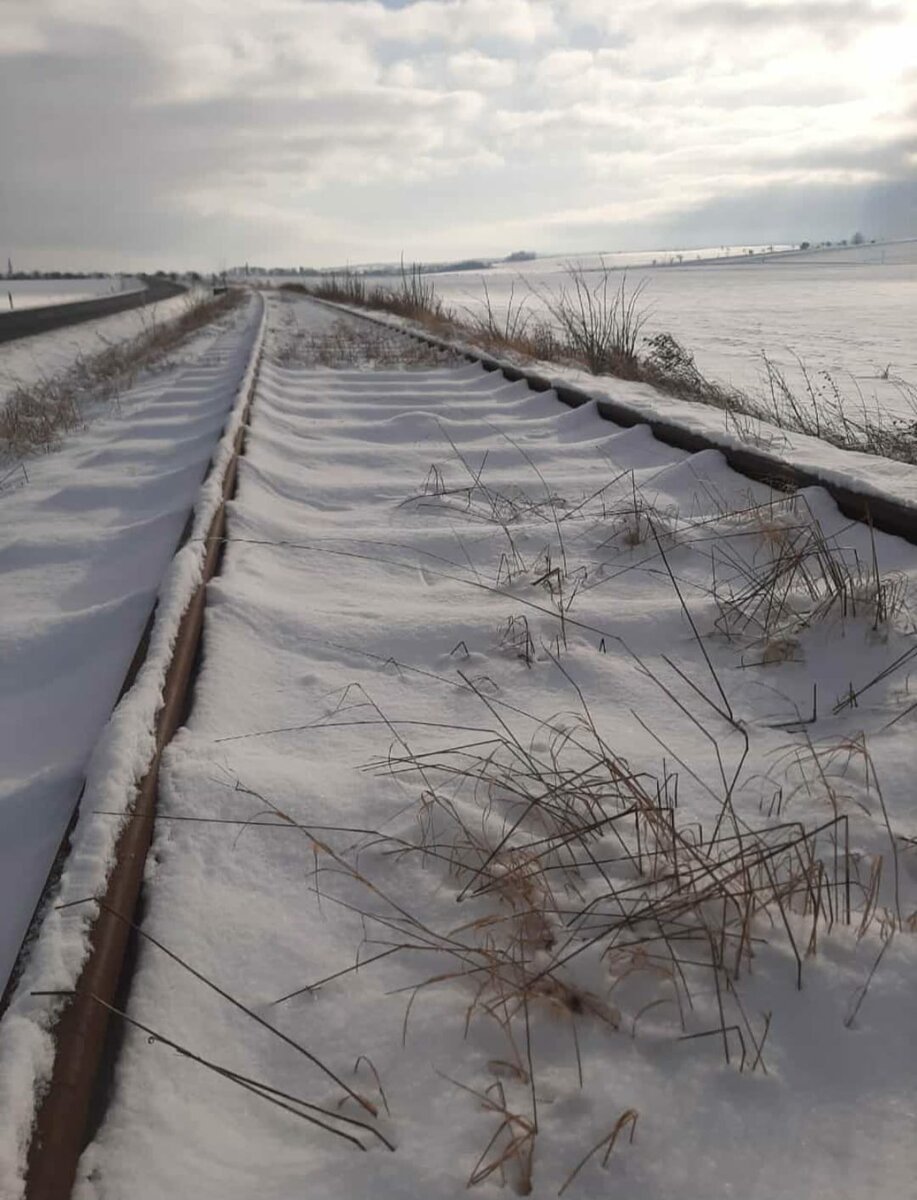 Das zugeschneite Unstrutbahngleis am 19.01.2024 bei Gehofen. (Foto: Christiane Kaebel)