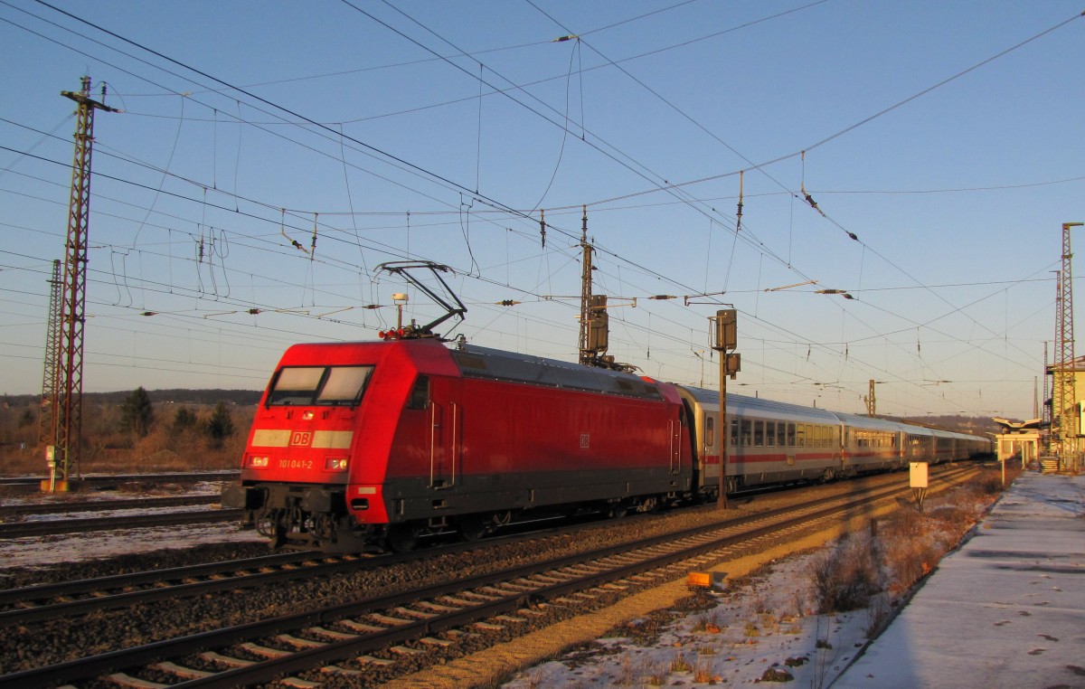 DB 101 041-2 mit dem IC 2207 von Berlin Gesundbrunnen nach München Hbf, am 27.01.2014 bei der Durchfahrt in Naumburg Hbf.