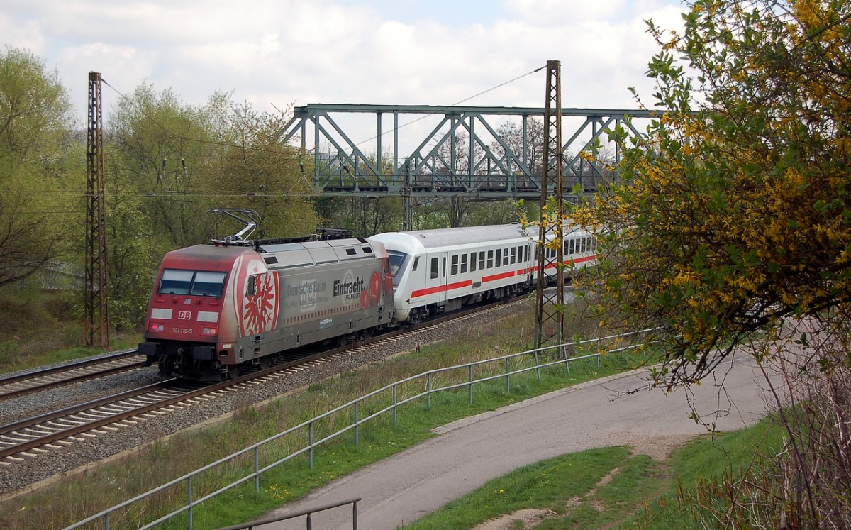 DB 101 110-5 mit dem IC 2208 von Mnchen Hbf nach Berlin Gesundbrunnen, am 16.04.2014 in Naumburg Hbf. (Foto: dampflok015)