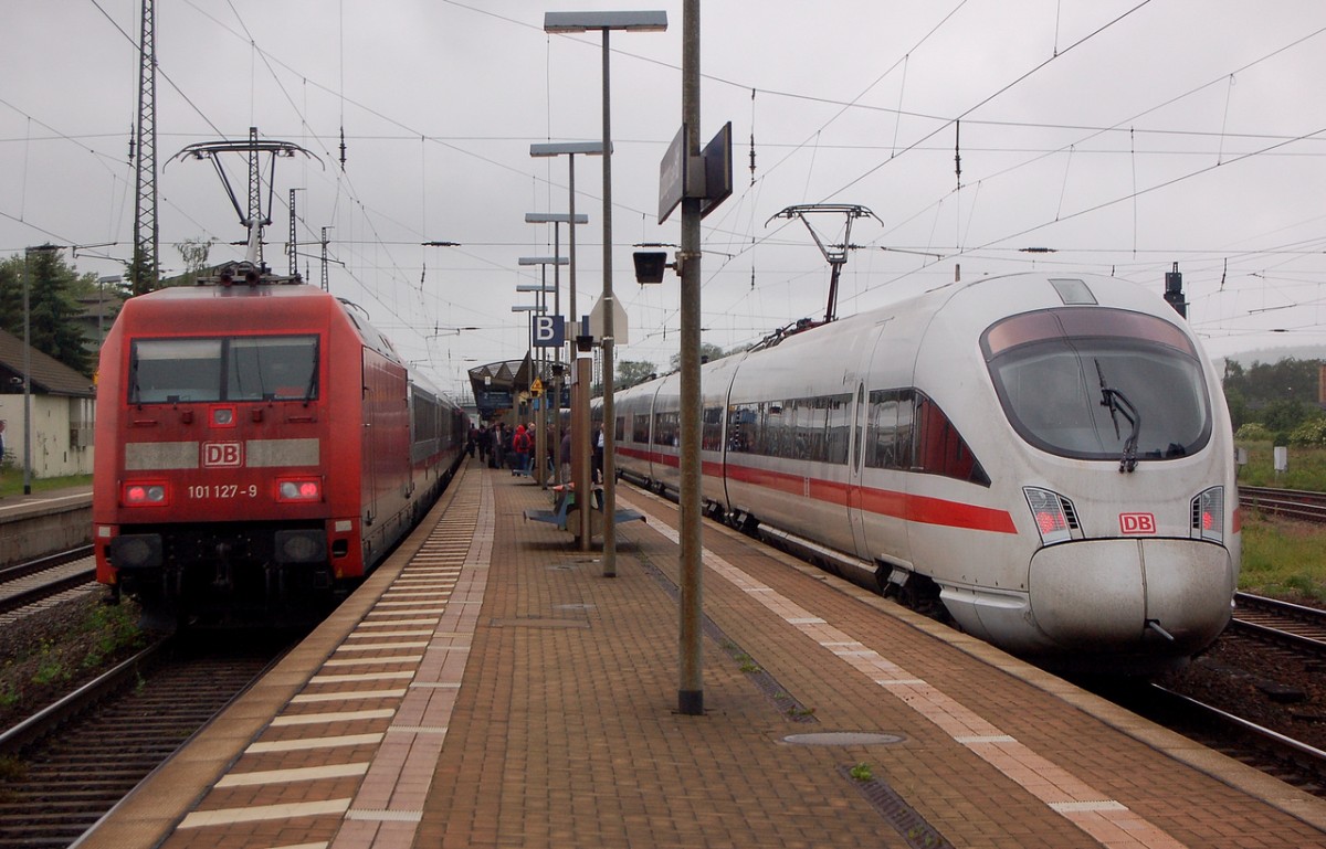 DB 101 127-9 mit dem IC 2154 von Leipzig Hbf nach Wiesbaden Hbf und DB 411 017, am 28.05.2014 beim Halt in Naumburg Hbf. (Foto: dampflok015)