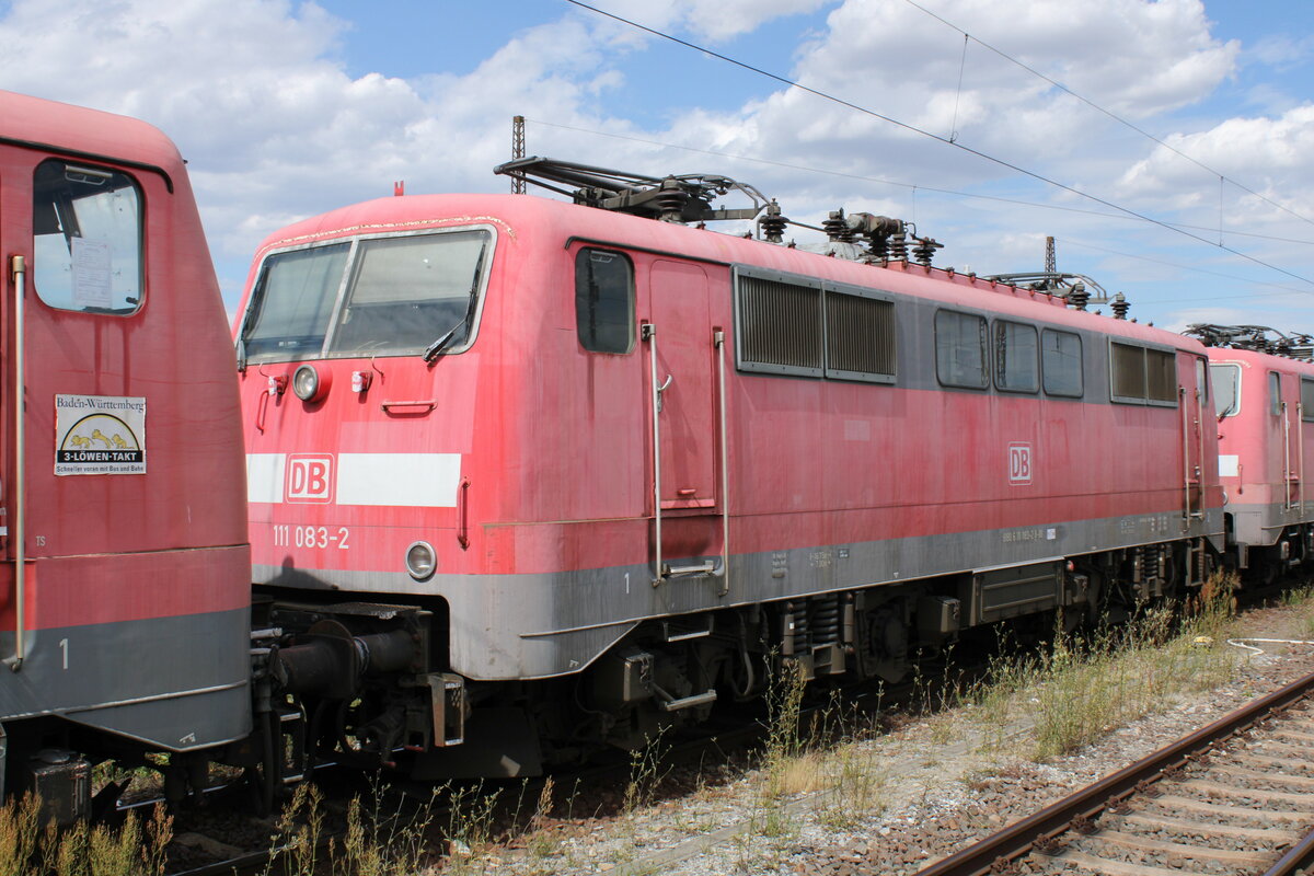 DB 111 083-2 in einem Lokzug vom DB Stillstandsmanagement Karsdorf nach Opladen, am 13.07.2022 in Naumburg (S) Hbf.