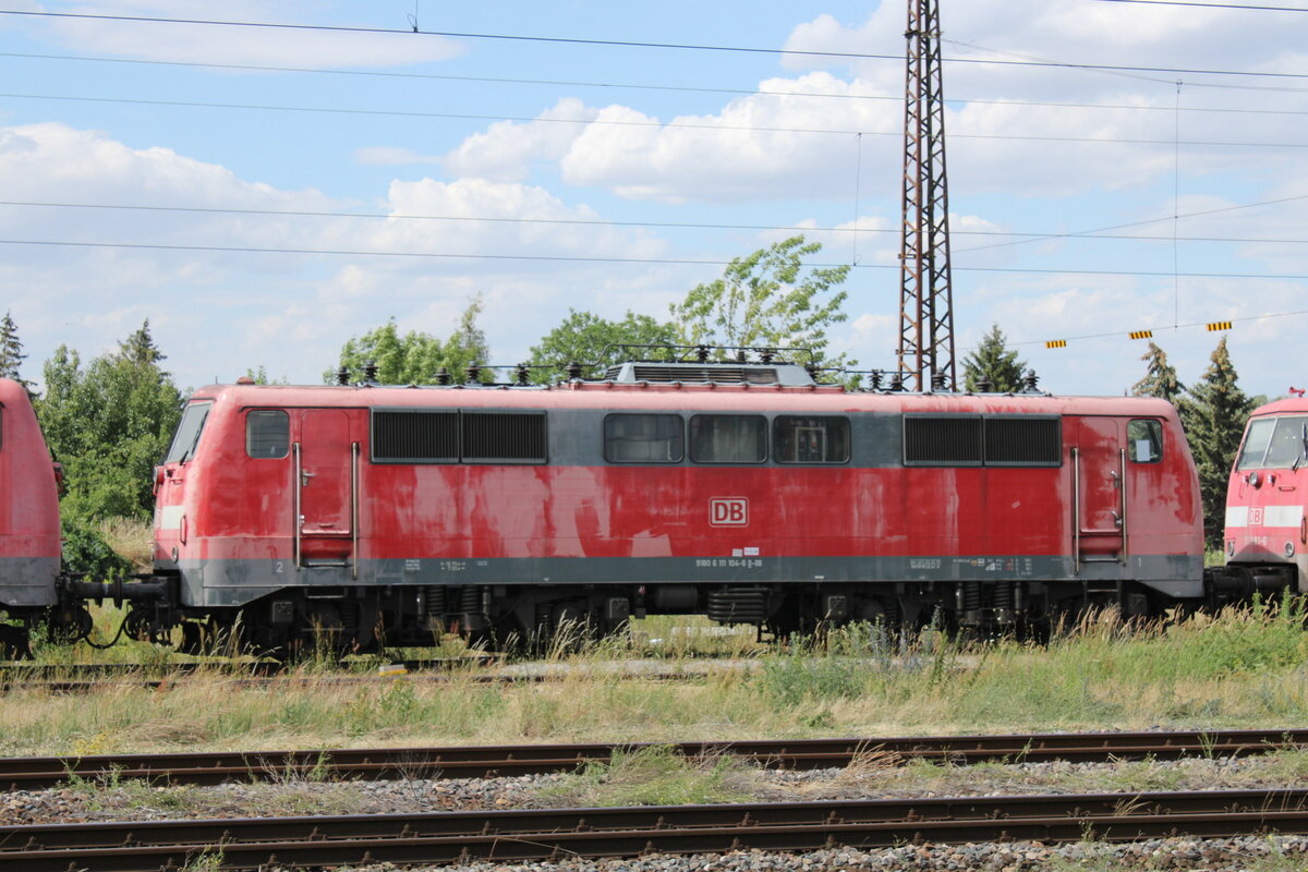 DB 111 104-6 in einem Lokzug vom DB Stillstandsmanagement Karsdorf nach Opladen, am 13.07.2022 in Naumburg (S) Hbf.