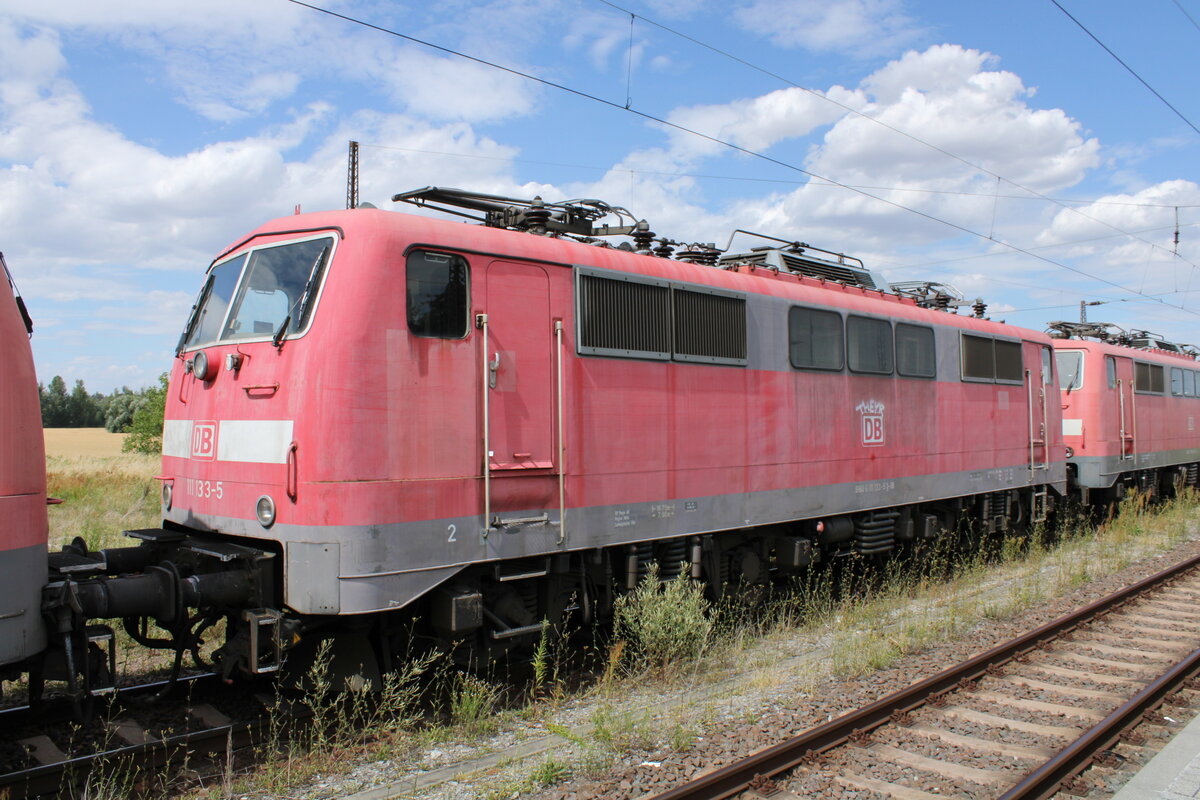 DB 111 133-5 in einem Lokzug vom DB Stillstandsmanagement Karsdorf nach Opladen, am 13.07.2022 in Naumburg (S) Hbf.