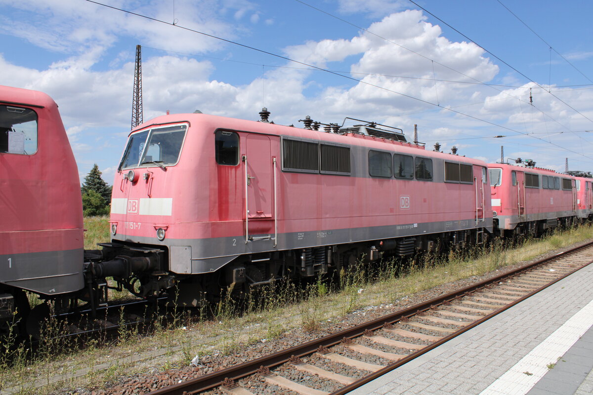 DB 111 151-7 in einem Lokzug vom DB Stillstandsmanagement Karsdorf nach Opladen, am 13.07.2022 in Naumburg (S) Hbf.
