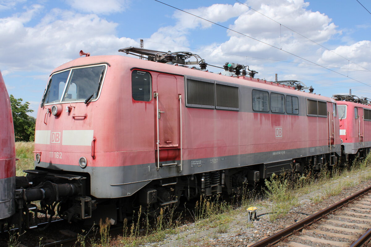 DB 111 162-4 in einem Lokzug vom DB Stillstandsmanagement Karsdorf nach Opladen, am 13.07.2022 in Naumburg (S) Hbf.