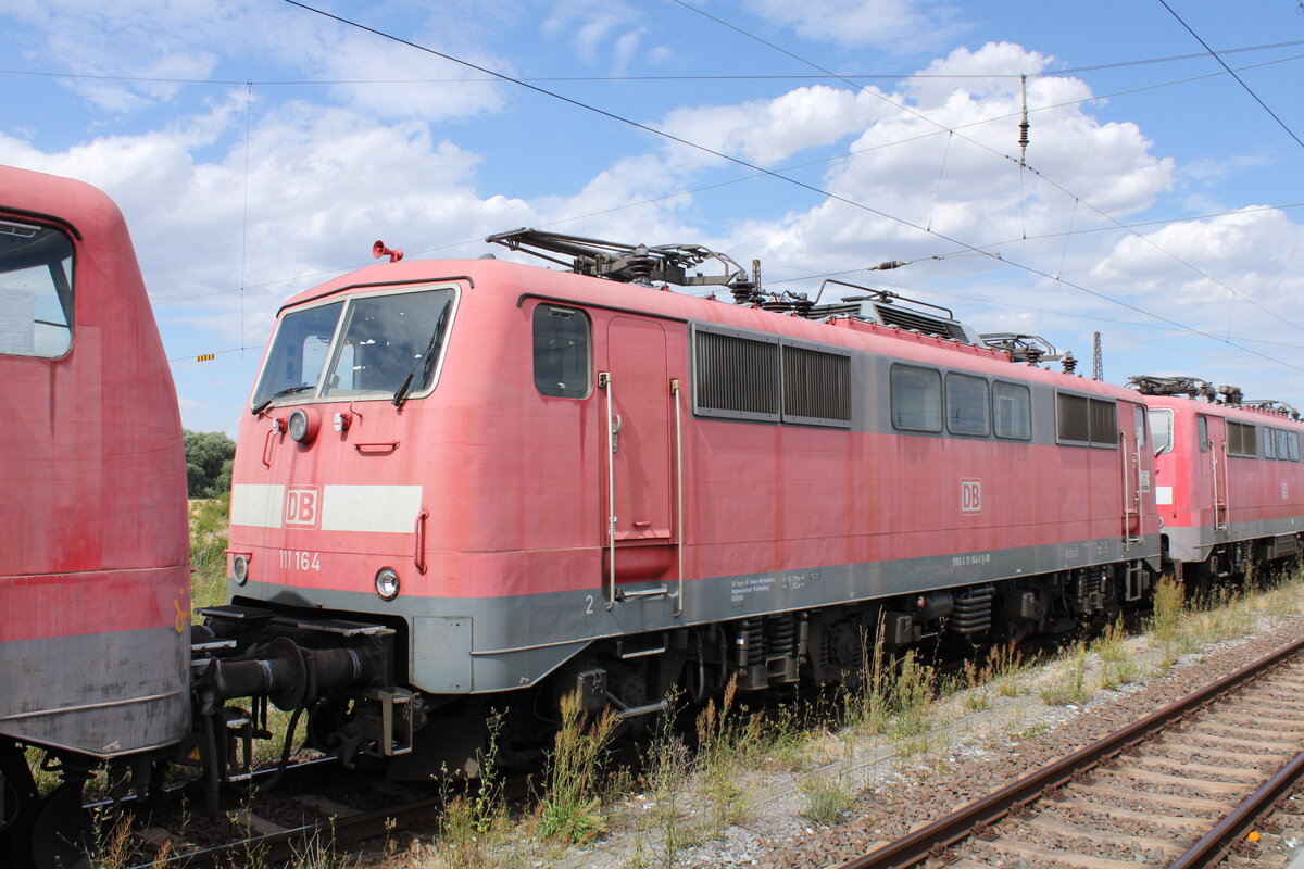 DB 111 164-0 in einem Lokzug vom DB Stillstandsmanagement Karsdorf nach Opladen, am 13.07.2022 in Naumburg (S) Hbf.