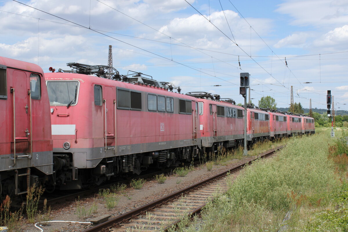 DB 111 166-5 in einem Lokzug vom DB Stillstandsmanagement Karsdorf nach Opladen, am 13.07.2022 in Naumburg (S) Hbf.