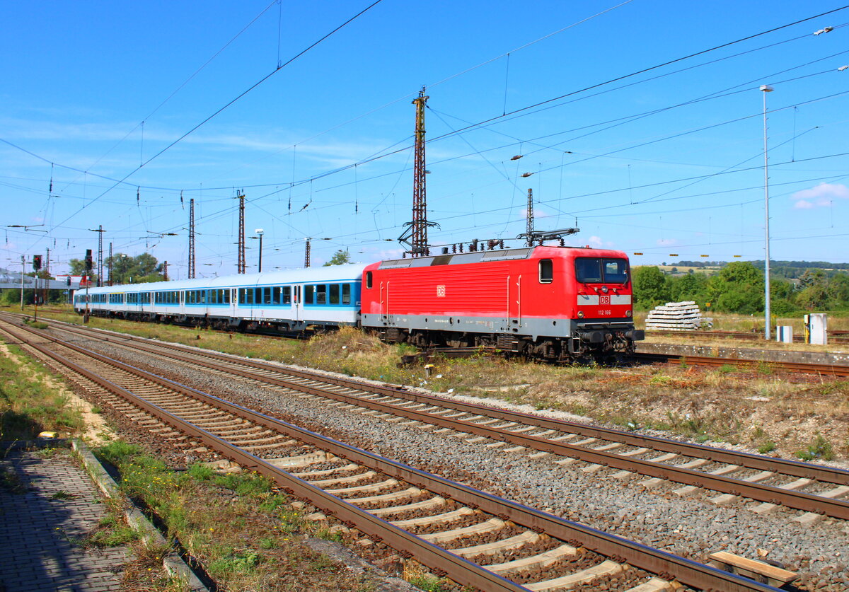 DB 112 166, für die Weser Ems Eisenbahn GmbH im Einsatz, mit der zusätzlichen RB 31397 von Saalfeld (S) nach Halle (S) Hbf, am 24.08.2022 bei der Einfahrt in Naumburg (S) Hbf. Diese Züge verkehrten im Auftrag von Abellio Rail Mitteldeutschland schland während der Zeit des 9-Euro-Tickets.