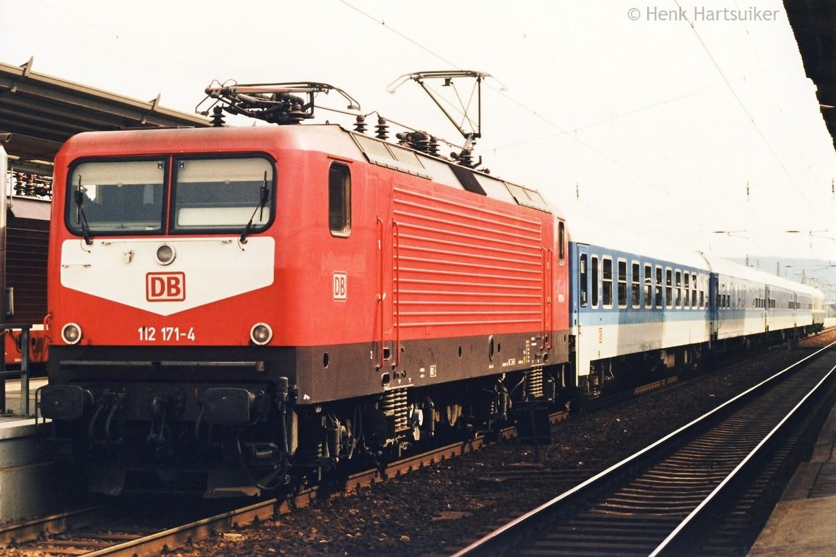 DB 112 171-4 mit einem InterRegio Richtung Bad Kösen, am 25.04.1997 in Naumburg Hbf. (Foto: Henk Hartsuiker)