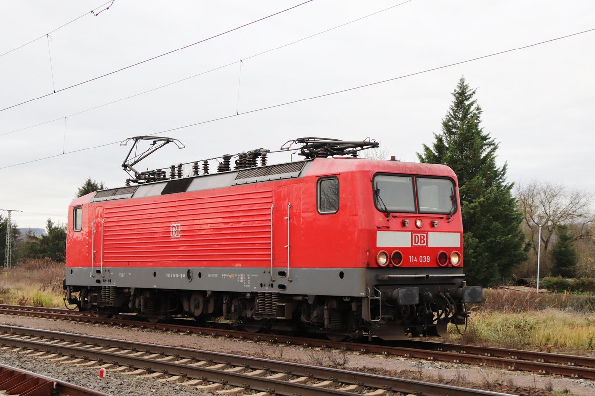 DB 114 039 am 15.12.2020 in Naumburg Hbf. Sie brachte den 628 435 für das DB Stillstandsmanagement in Karsdorf. (Foto: Michael Uhren)