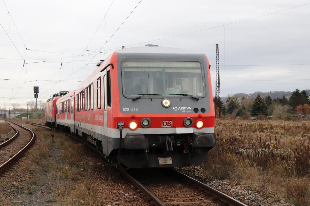 DB 114 039 zusammen mit dem 628 435 für das DB Stillstandsmanagement in Karsdorf, am 15.12.2020 in Naumburg Hbf. (Foto: Michael Uhren)