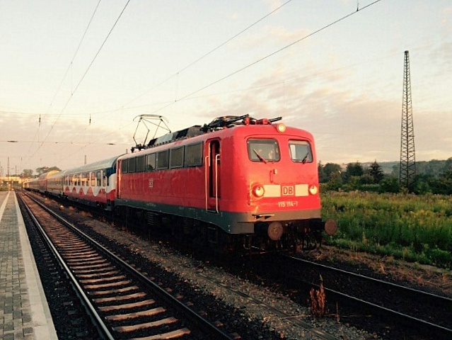 DB 115 114-1 mit dem PbZ 2486 von München-Pasing Bbf nach Leipzig Hbf, am 21.07.2015 in Naumburg Hbf. (Wolfgang Krolop)