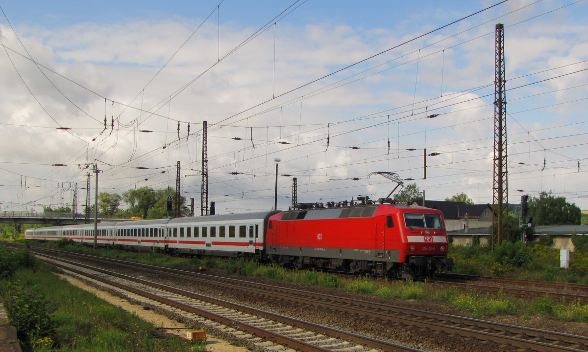 DB 120 108-6 mit dem IC 2340 von Dresden Hbf nach Frankfurt (M) Flughafen Fernbf, am 08.09.2015 bei der Ausfahrt in Naumburg Hbf.