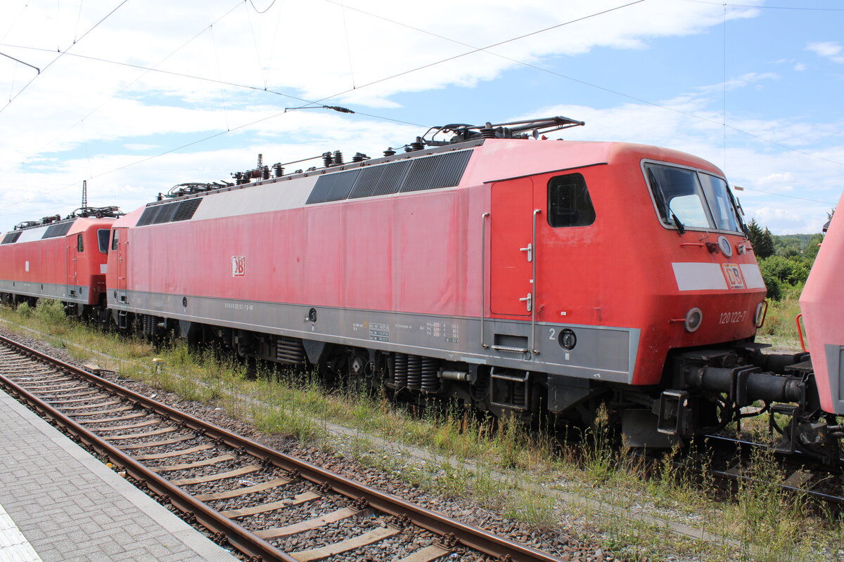 DB 120 122-7 in einem Lokzug vom DB Stillstandsmanagement Karsdorf nach Opladen, am 13.07.2022 in Naumburg (S) Hbf.