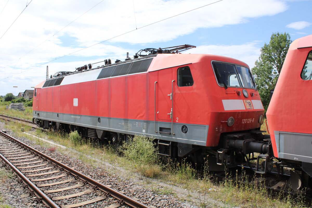 DB 120 126-8 in einem Lokzug vom DB Stillstandsmanagement Karsdorf nach Opladen, am 13.07.2022 in Naumburg (S) Hbf.
