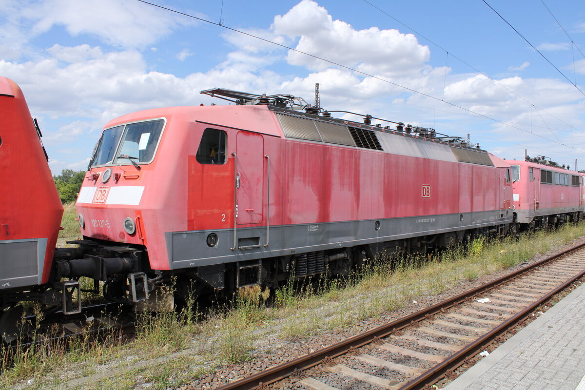 DB 120 137-5 in einem Lokzug vom DB Stillstandsmanagement Karsdorf nach Opladen, am 13.07.2022 in Naumburg (S) Hbf.
