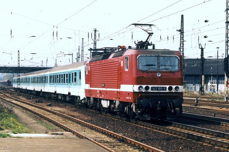 DB 143 180-8 mit einer RB von Eisenach nach Halle (S) Hbf, am 25.04.1997 in Naumburg Hbf. (Foto: Henk Hartsuiker)