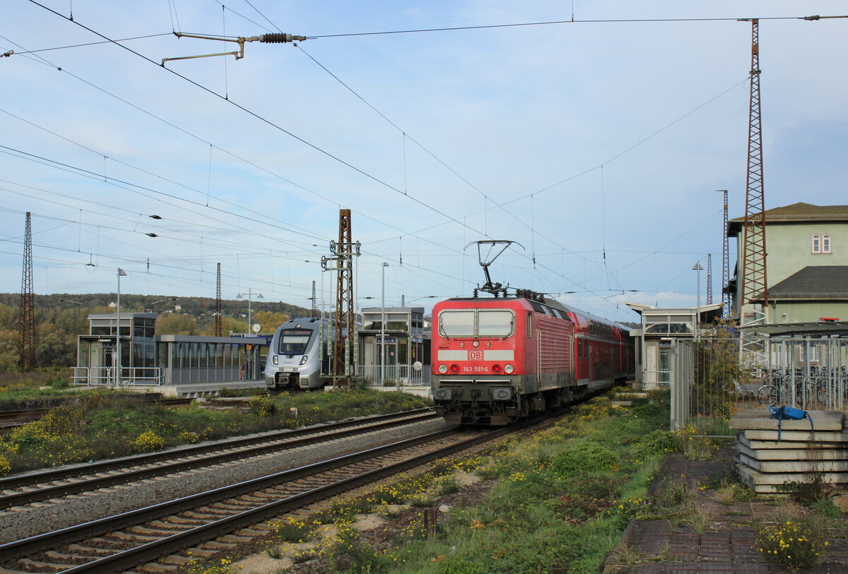 DB 143 591-6 mit dem RE 4886  Saale-Express  von Jena-Göschwitz nach Halle (S) Hbf, am 24.10.2022 in Naumburg (S) Hbf.