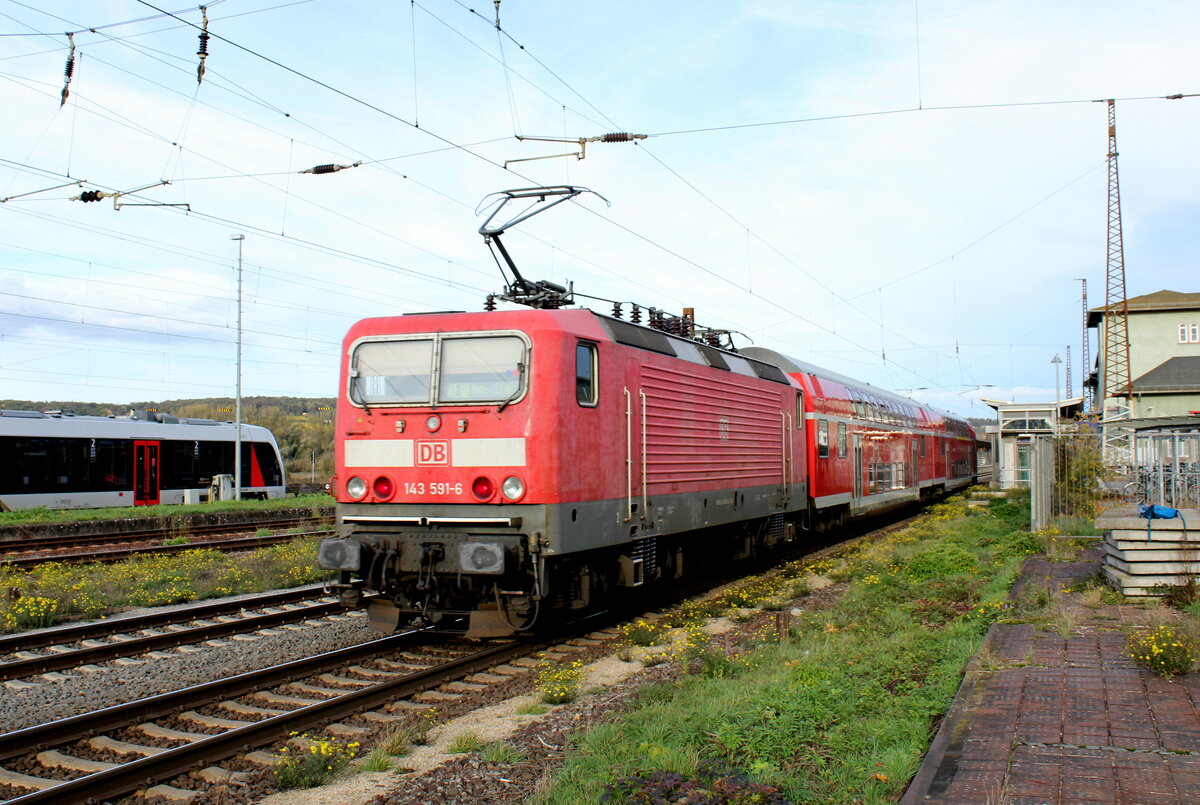 DB 143 591-6 mit dem RE 4886  Saale-Express  von Jena-Göschwitz nach Halle (S) Hbf, am 24.10.2022 in Naumburg (S) Hbf.