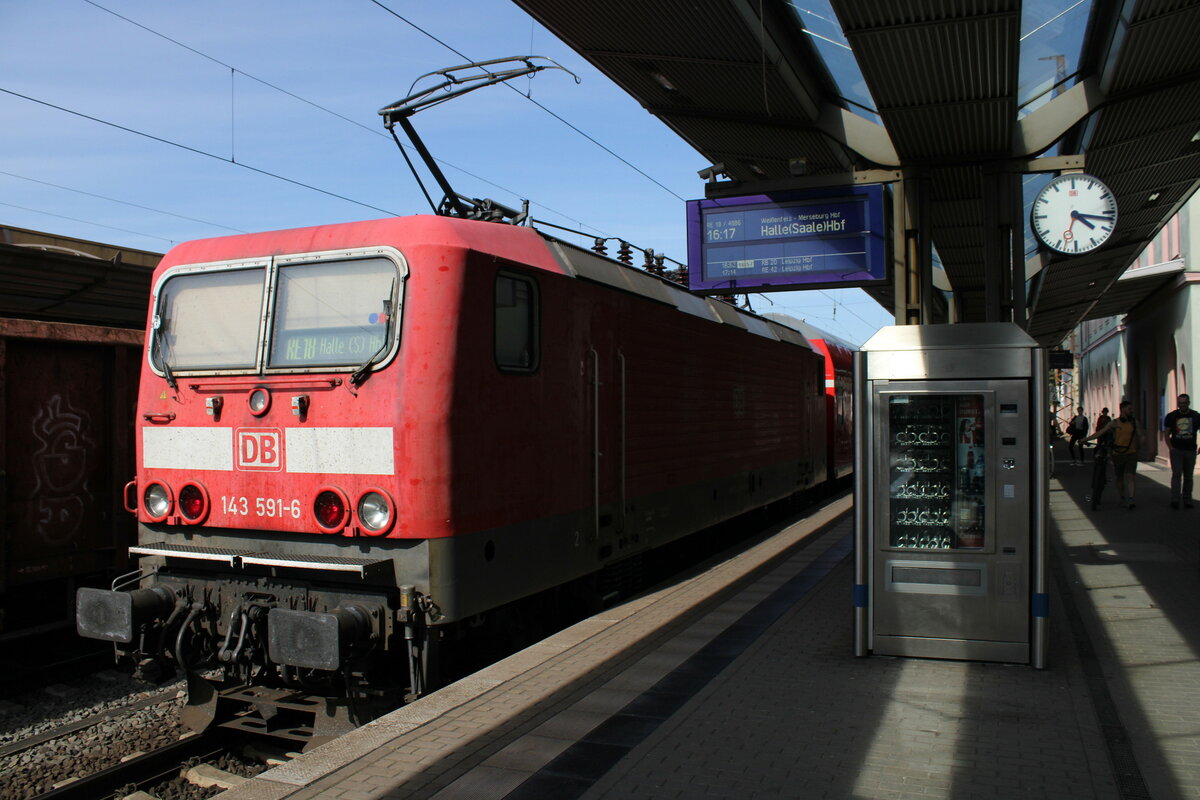 DB 143 591-6 mit dem RE 4886  Saale-Express  von Jena-Göschwitz nach Halle (S) Hbf, am 09.05.2023 in Naumburg (S) Hbf.