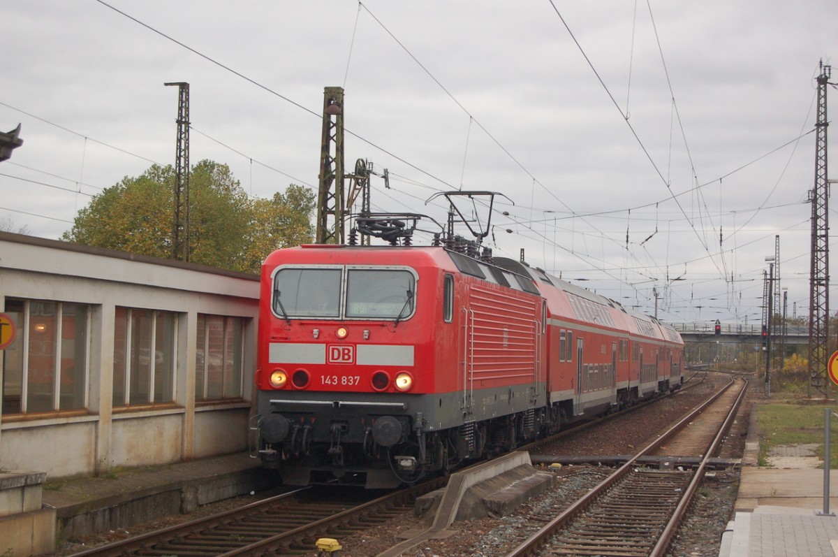 DB 143 837 mit der RB 16206 aus Saalfeld, am 18.10.2013 bei der Einfahrt in Naumburg Hbf. (Foto: dampflok015)