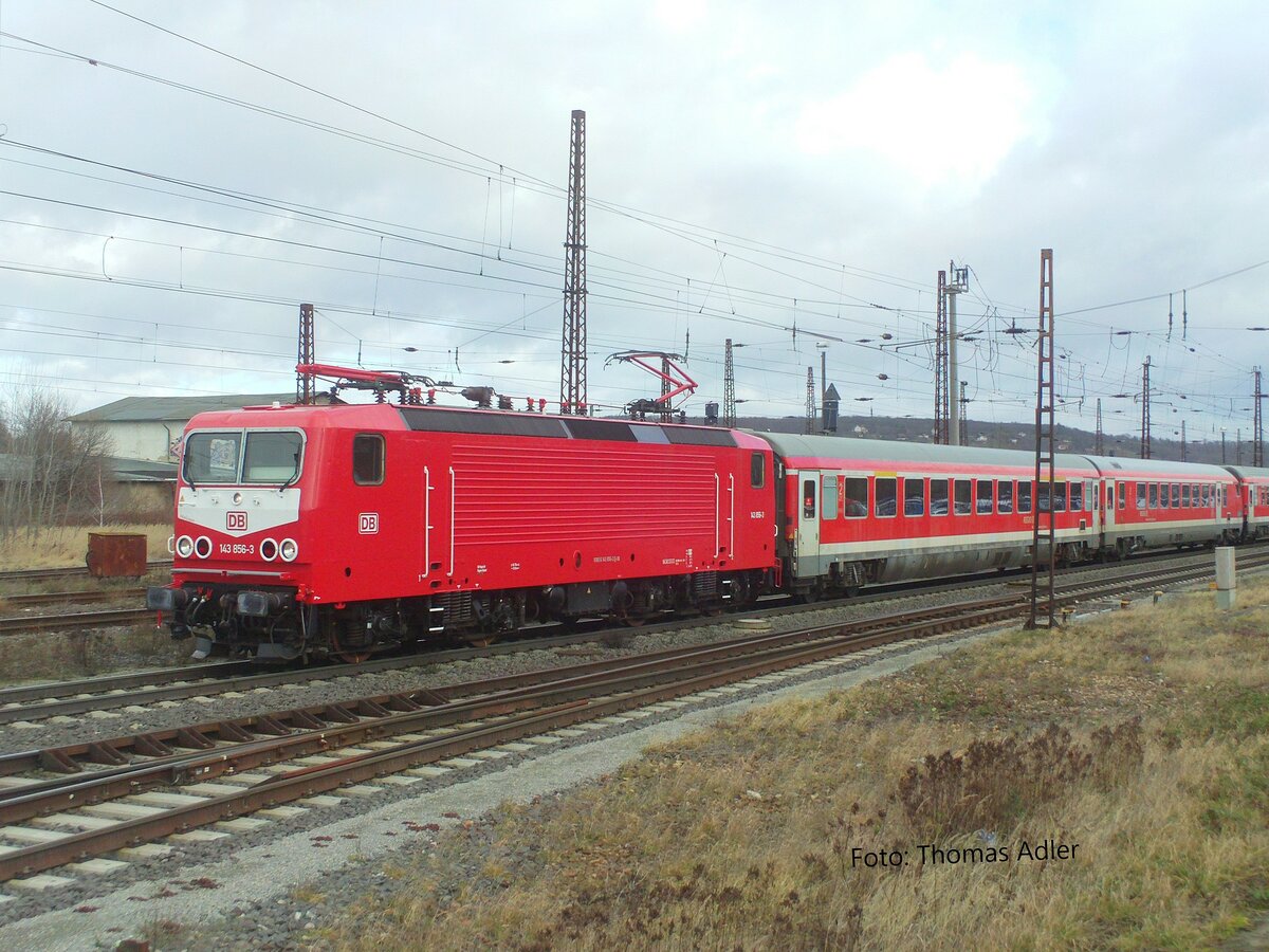 DB 143 856-3  Melissa  überführte am 02.02.2022 mit dem DLr 72168 ehemalige  München-Nürnberg-Express  Wagen von Leipzig-Engelsdorf nach Stuttgart Hbf. Thomas Adler fotografierte den Zug in Naumburg Hbf.
