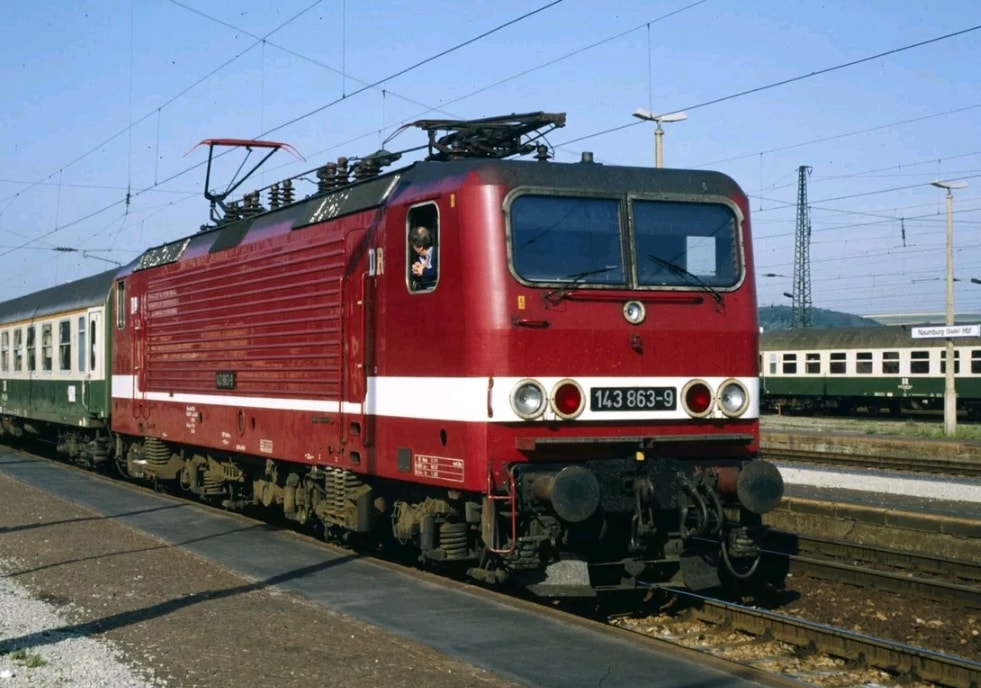 DB 143 863-9 im Mai 1993 in Naumburg Hbf. (Foto: Pierre Richter)