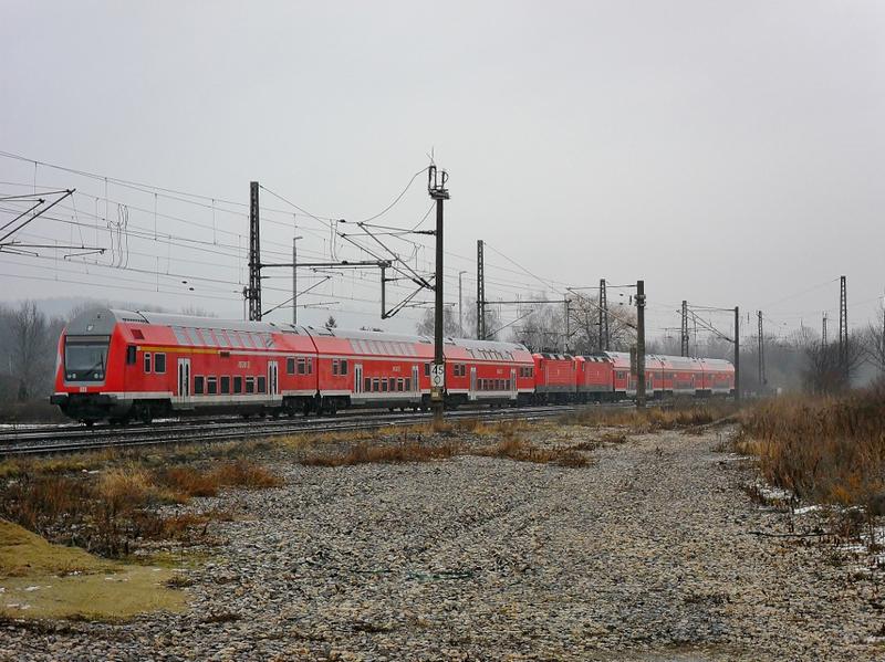 DB 143 934-8 + 143 807-6 mit Doppelstockwagen, am 02.02.2014 abgestellt in Naumburg Hbf. (Foto: Thomas Fritzsche)