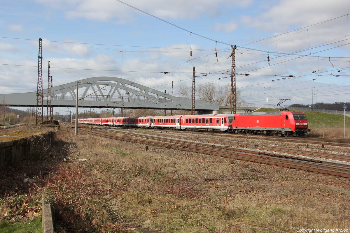 DB 145 058 mit 18 Triebwagen der BR 628, am 17.03.2019 in Naumburg Hbf. Vermutlich zur Abstellung in Karsdorf. (Foto: Wolfgang Krolop)