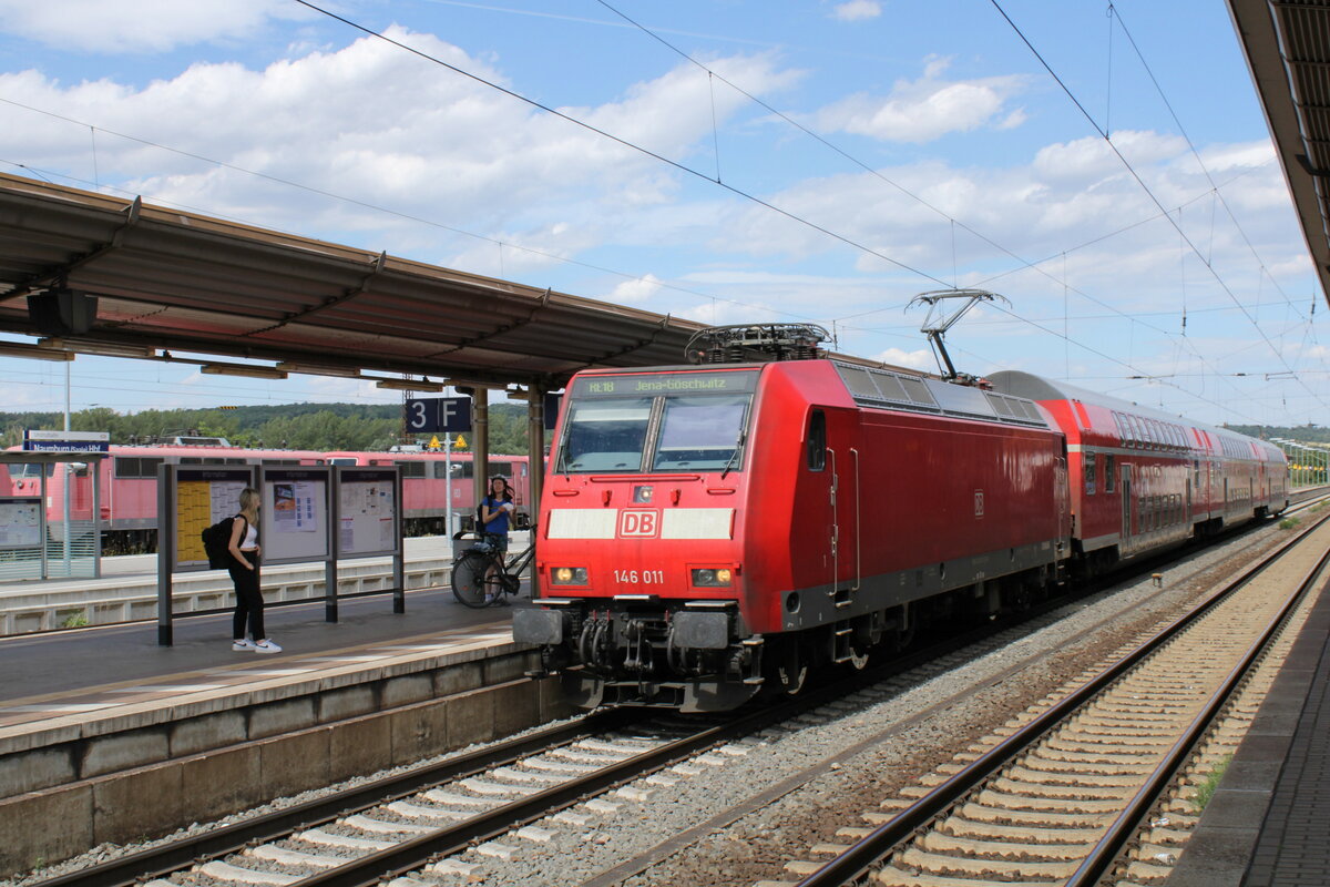 DB 146 011 mit dem RE 4891  Saale-Express  von Halle (S) Hbf nach Jena-Göschwitz, am 13.07.2022 in Naumburg (S) Hbf.