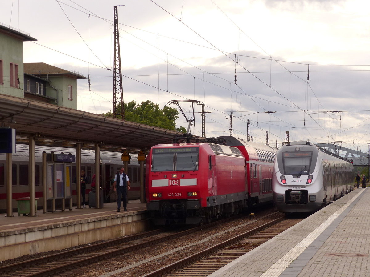 DB 146 026 mit dem RE 16326 nach Magdeburg Hbf und abellio 9442 305 als RB 74594 nach Saalfeld, am 09.09.2017 in Naumburg Hbf.
