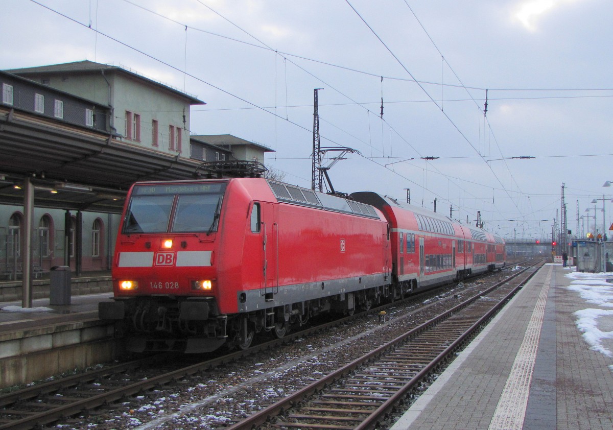 DB 146 028 mit dem RE 17628 nach Magdeburg Hbf, am 23.01.2016 in Naumburg Hbf.