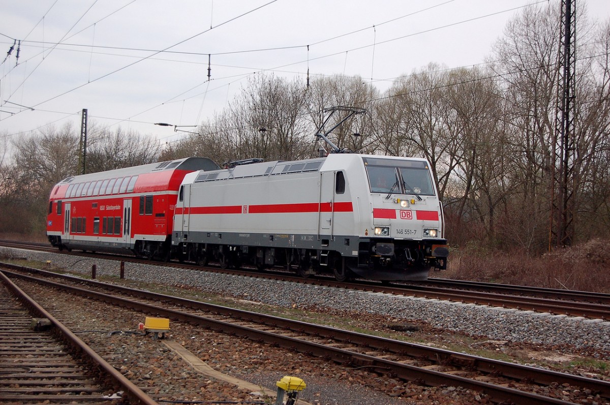 DB 146 551-7 mit einem Steuerwagen der Südostbayernbahn, am 23.03.2014 bei der Durchfahrt Richtung Halle in Naumburg Hbf. (Foto: dampflok015)