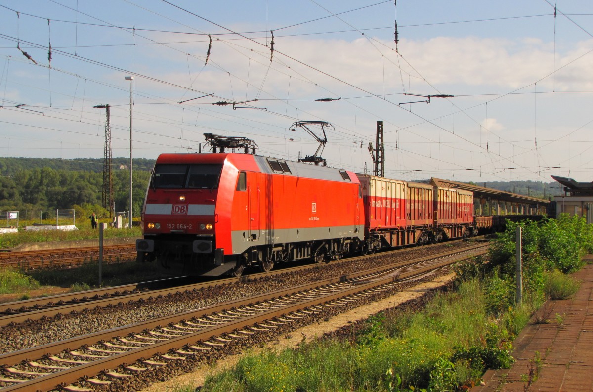 DB 152 064-2 mit einem gemischten Gterzug Richtung Bad Ksen, am 08.09.2015 in Naumburg Hbf.