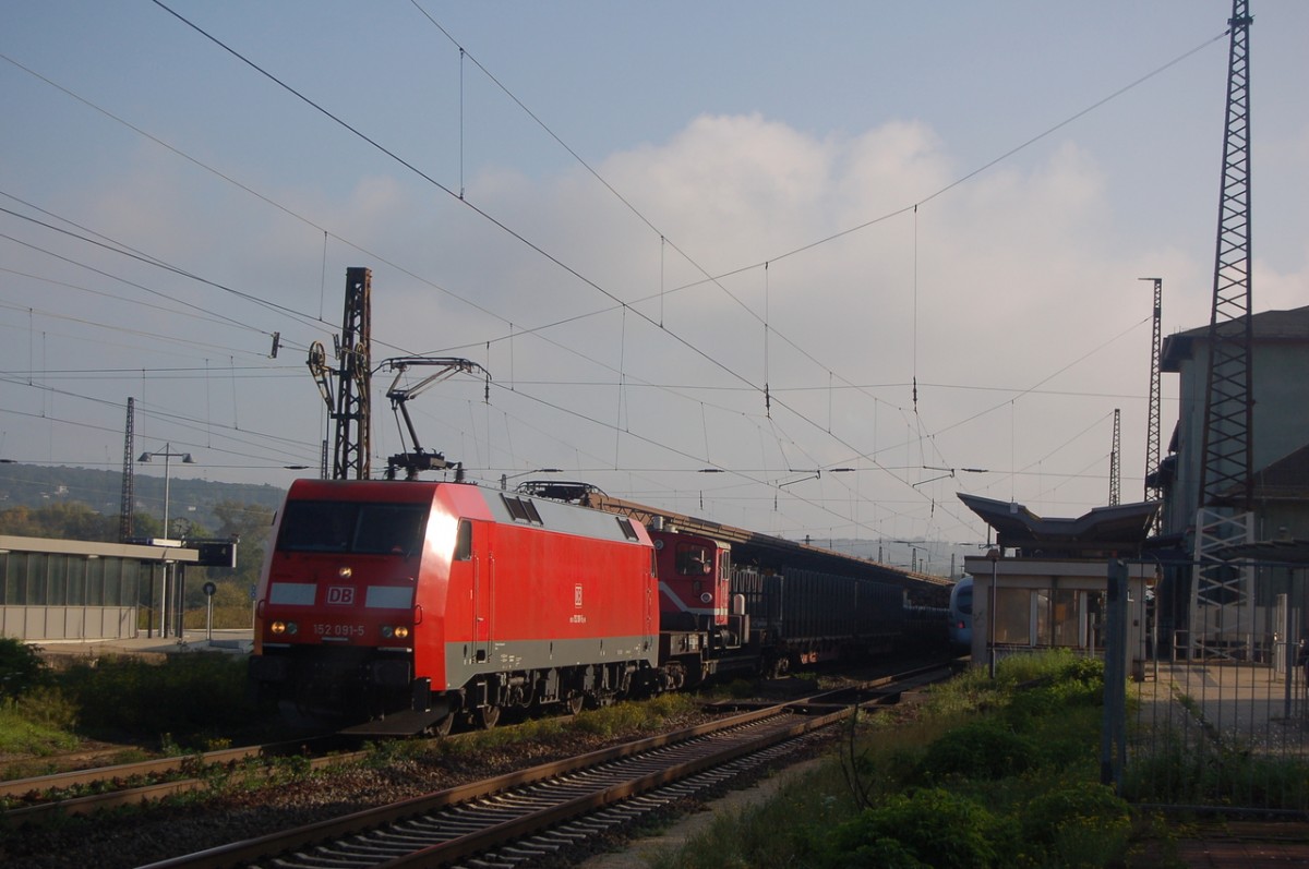 DB 152 091-5 mit einer aufgeladenen Kleinlok sowie Güterwagen Richtung Bad Kösen, am 27.09.2014 in Naumburg Hbf. (Foto: dampflok015)