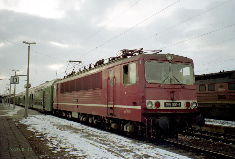 DB 155 001-1 mit dem  Leuna Pelzer  N 8226 nach Leuna, am 23.02.1993 in Naumburg Hbf. (Foto: Jörg Berthold)