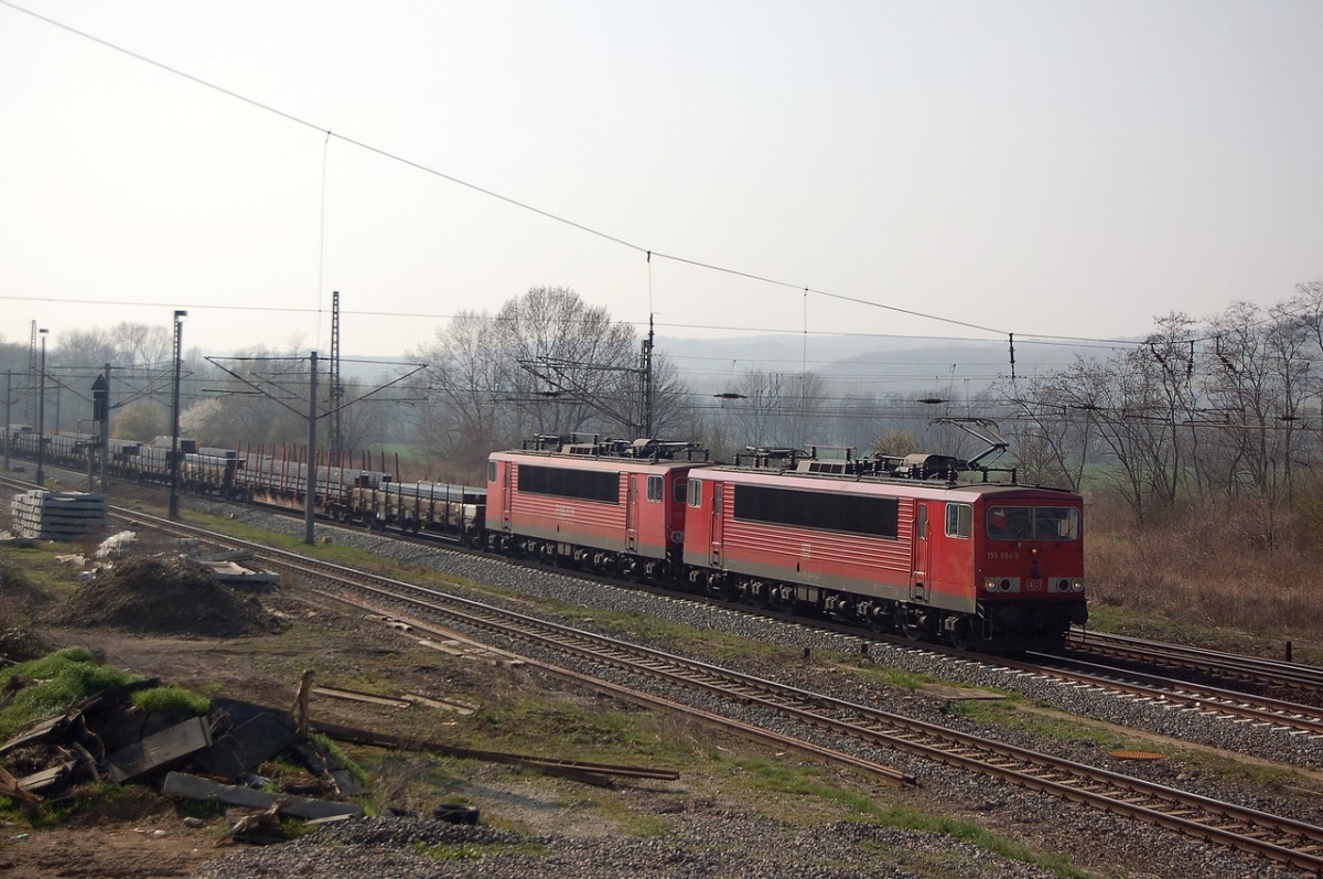 DB 155 004-5 + 155 xxx mit einem Gterzug Richtung Weienfels, am 29.03.2014 in Naumburg Hbf. (Foto: dampflok015)