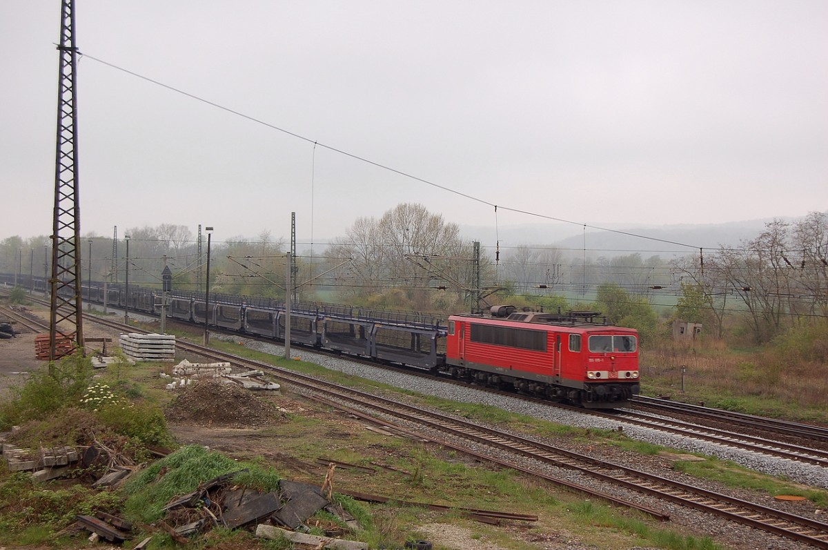 DB 155 025-0 mit Autotransportwagen Richtung Leißling, am 19.04.2014 in Naumburg Hbf. (Foto: dampflok015)